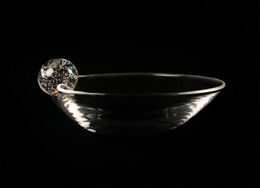 STEUBEN GLASS ARTISTIC BOWL: H:2 3/4in(6.9cm) D:8 3/4in(22.2cm)