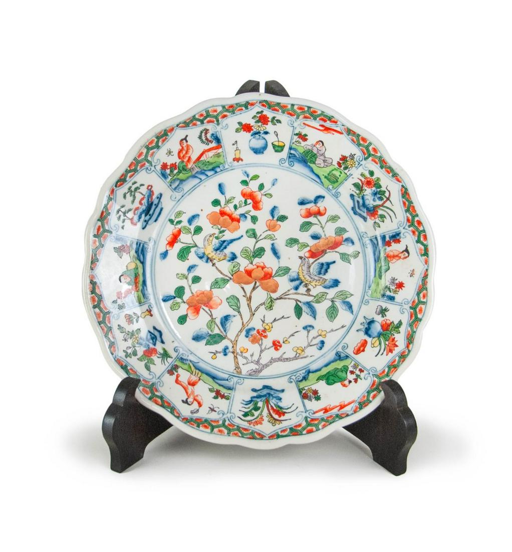 A CHINESE FAMILLE ROSE MANDARIN PATTERNED DISH: H:1 1/4in(3.1cm) D:10 1/4in(26cm)