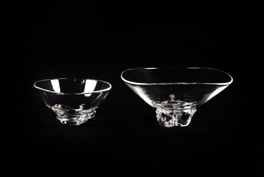 PAIR OF STEUBEN SPIRAL CRYSTAL BOWLS: Signed Steuben H:3 1/2in(8.8cm) D:7in(17.7cm) H:4 1/4in(10.7cm) D:10in(25.4cm)