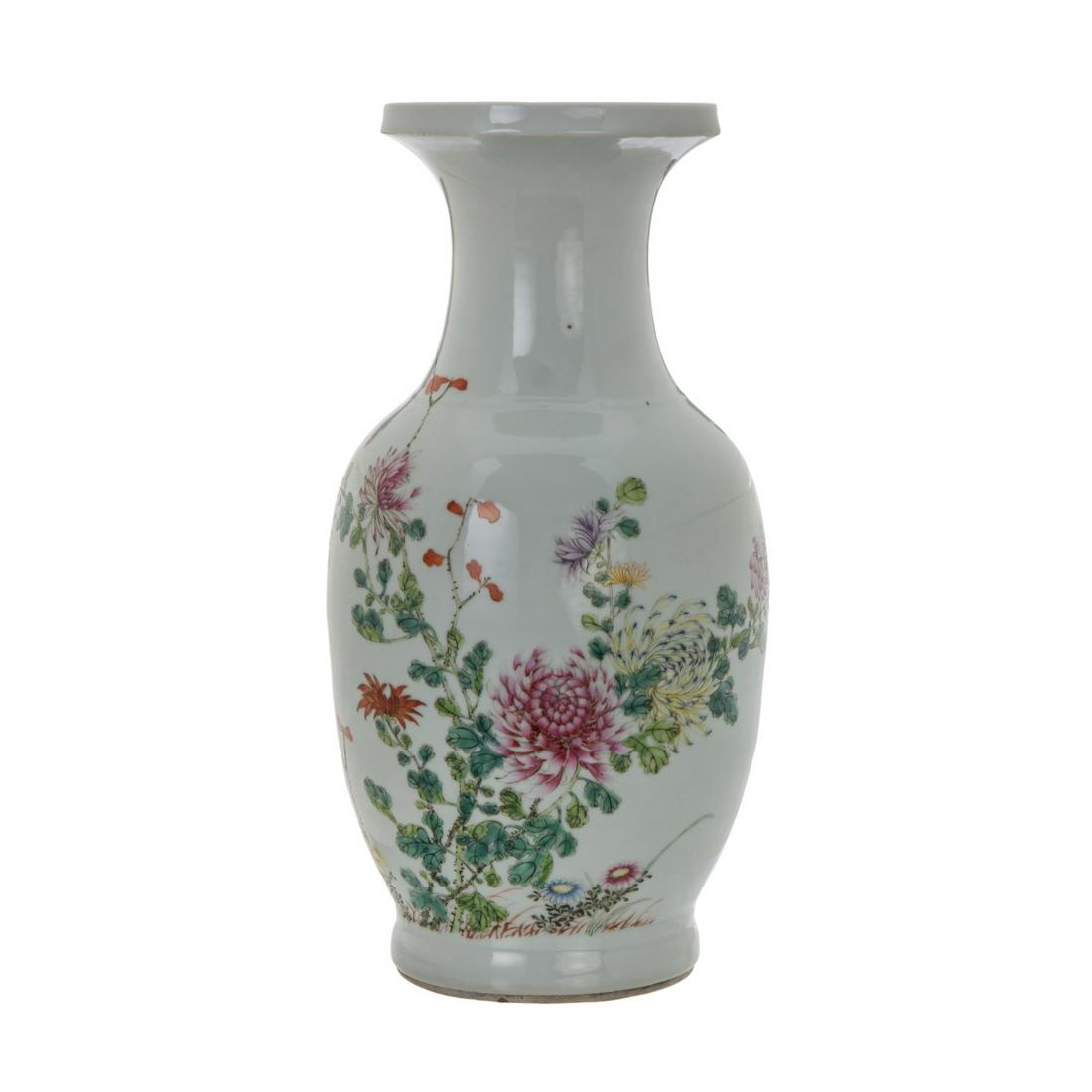 A CHINESE FAMILLE ROSE FLOWER PATTERN VASE: H:17in(43.1cm) W:8 1/4in(20.9cm)