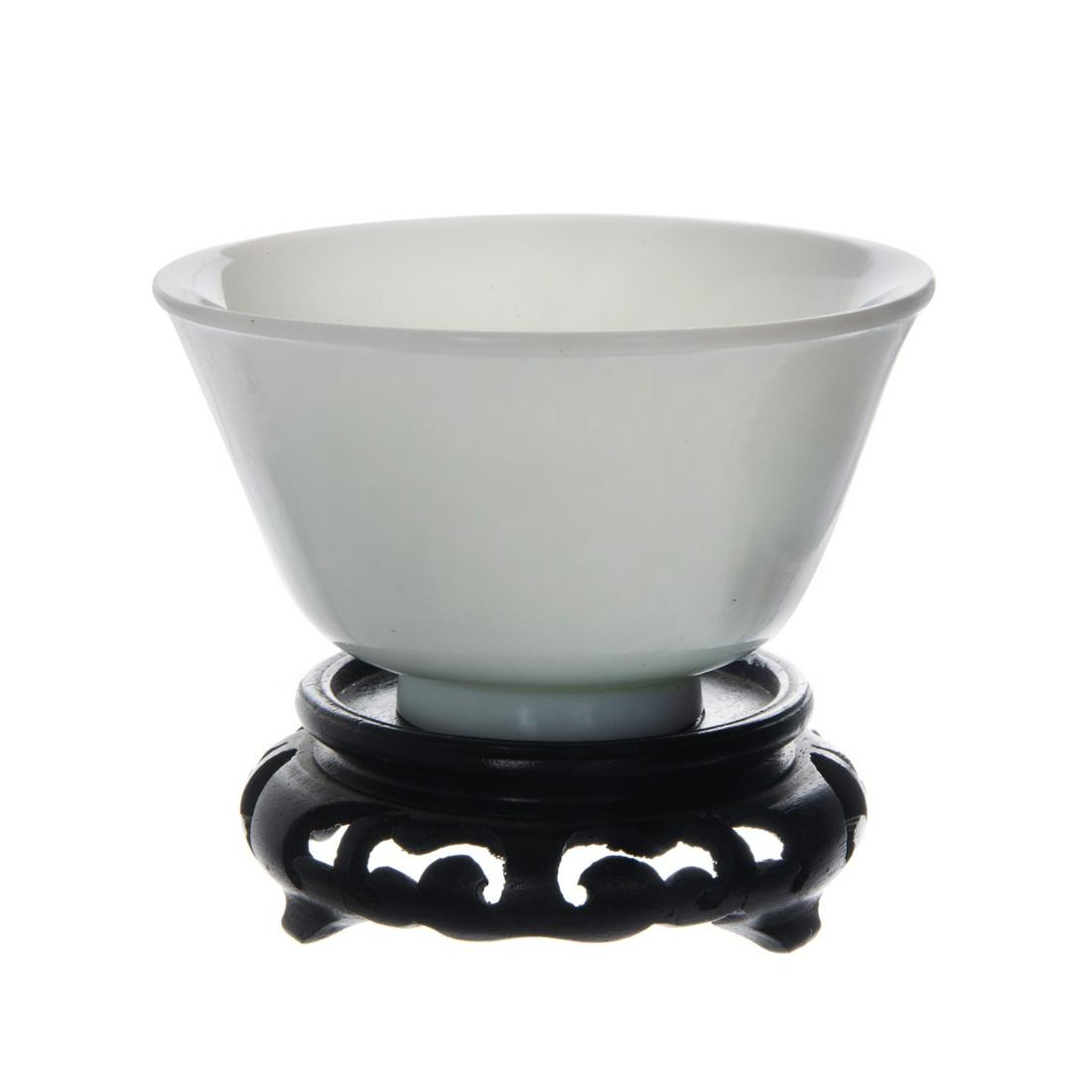 WHITE PEKING GLASS CUP ON STAND: H:2 1/4in(5.7cm) D:3 3/4in(9.5cm)