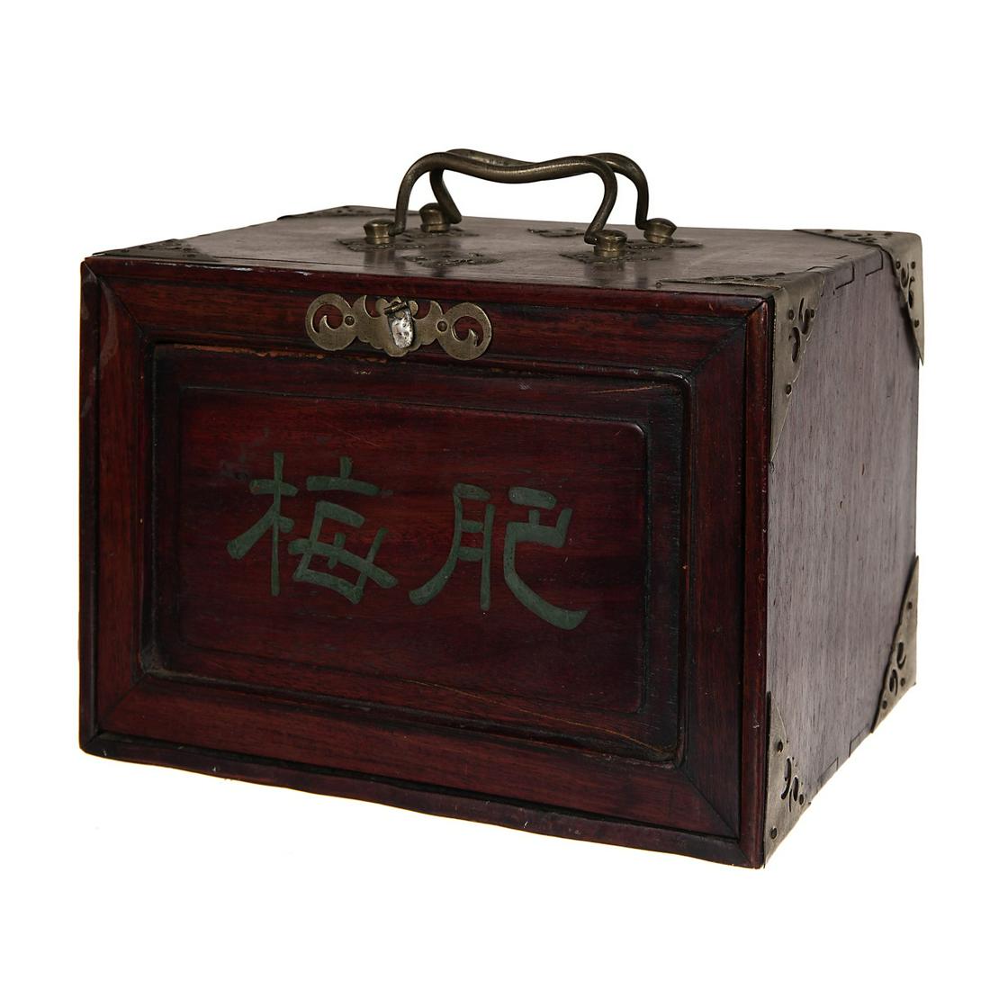 A BAMBOO AND BONE MAJONG SET: 6 1/2in(16.5cm) X 1/2in(24.1cm)