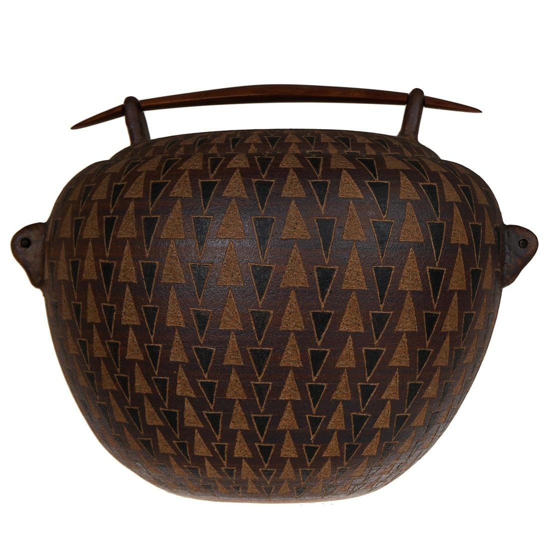 YICHMOND 90' WOOD HANDLE STONEWARE POT: H:9 1/4in(23.4cm) D:12in(30.4cm)