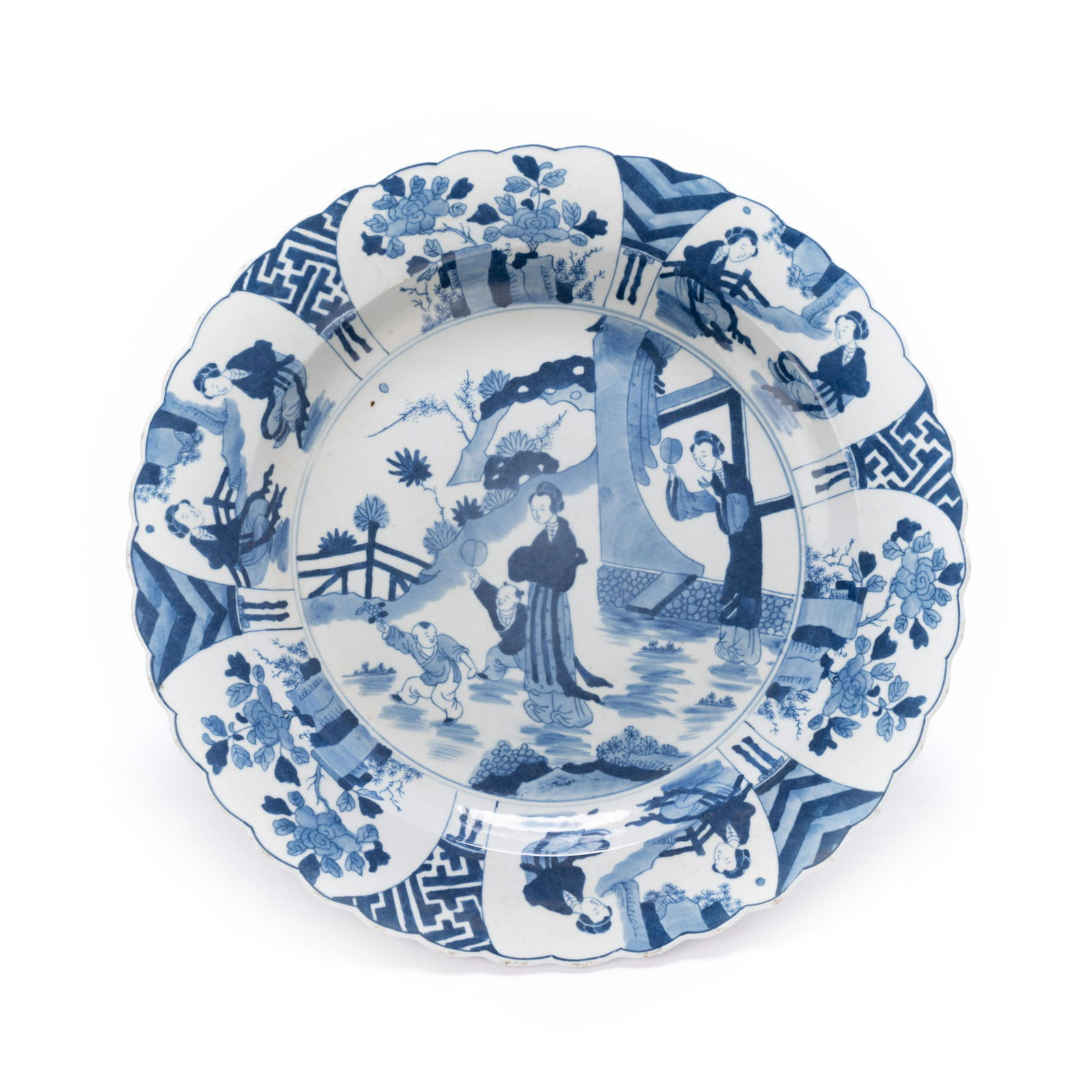 A LARGE CHINESE BLUE AND WHITE PLATE (1 of 16)