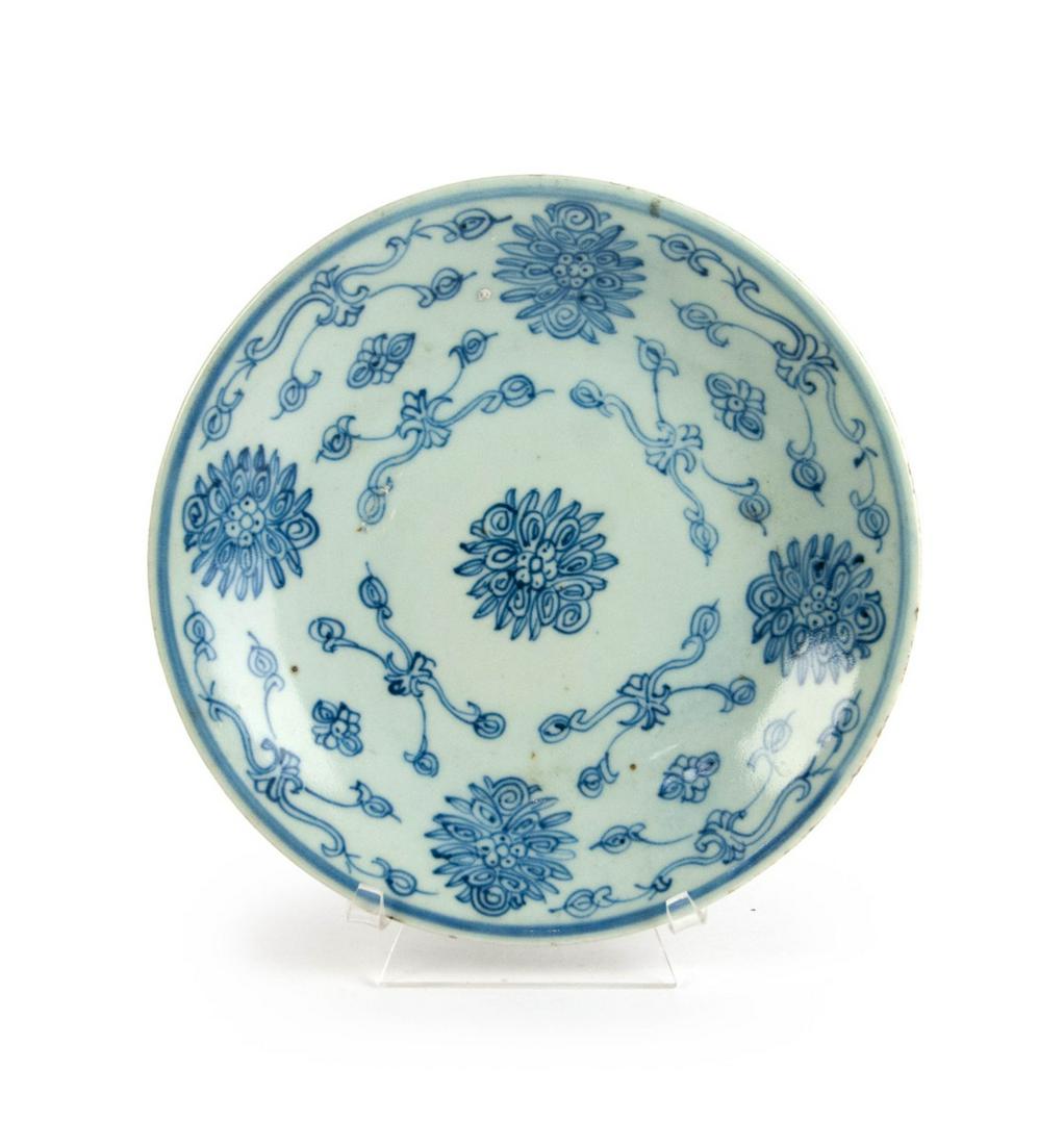 A CHINESE BLUE AND WHITE FLOWER PATTERN PLATE (1 of 3)