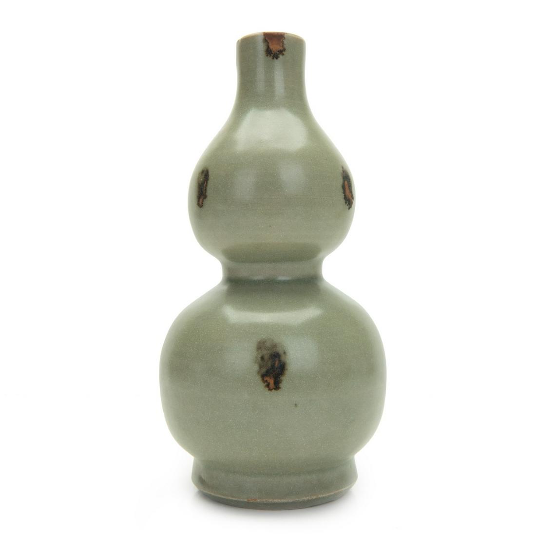 CHINESE CELADON DOUBLE GOURD VASE: Chinese celadon double gourd vase. H:6.75in(17.1cm) W: 3.5in(8.8cm)