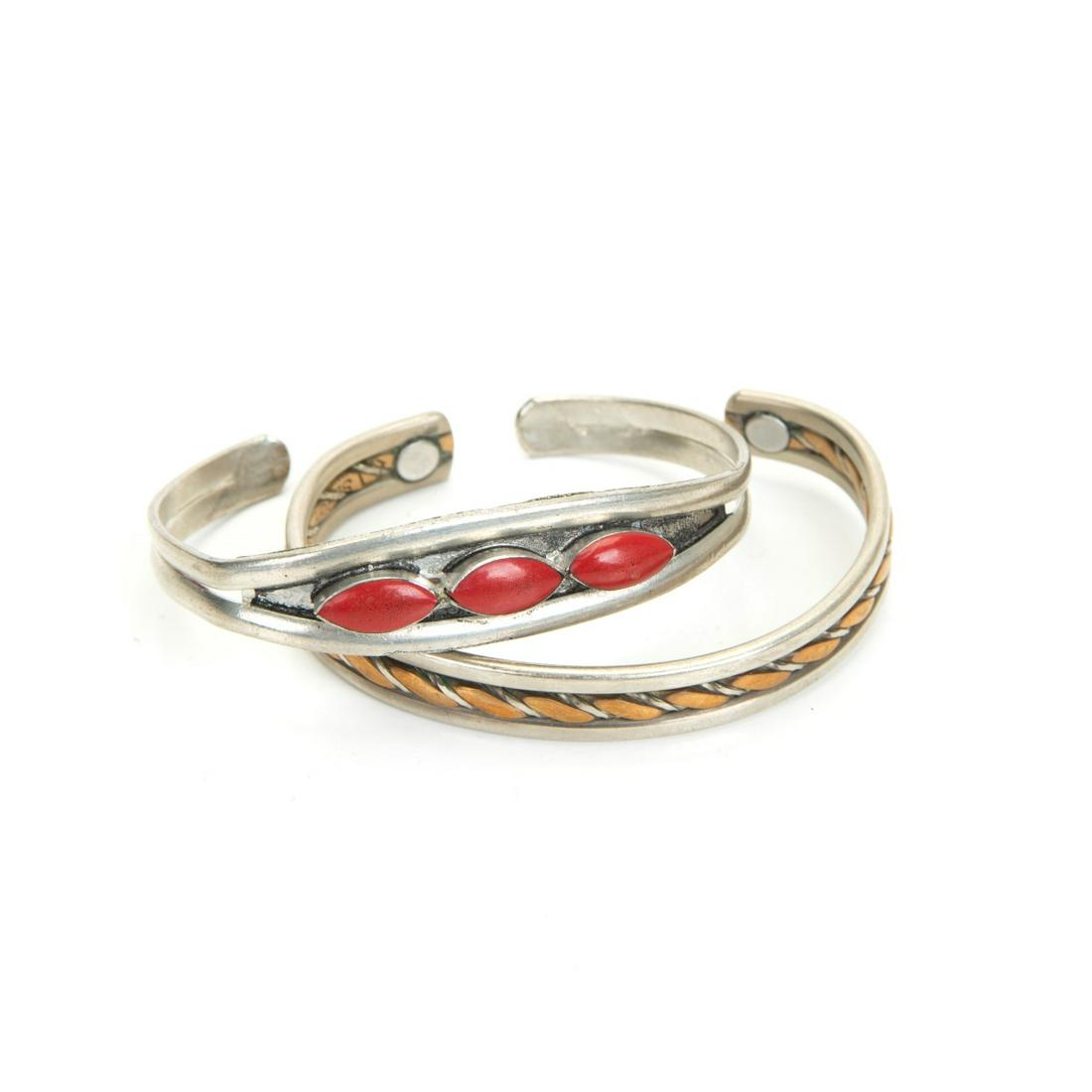 PAIR OF SILVER AND MIXED METAL CUFF BRACELETS: Pair of cuff bracelets 18g 2.4in(6cm) 28g 2.5in(6.3cm)