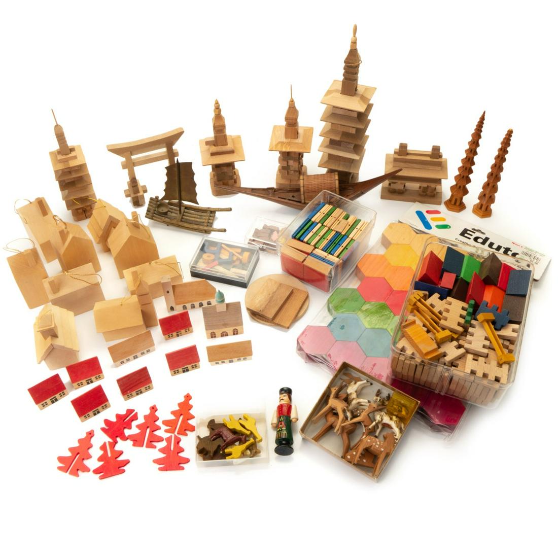 GROUP WOOD CHILDREN TOYS: Sizes : largest 1in(2.5cm) - 10in(25.4cm)