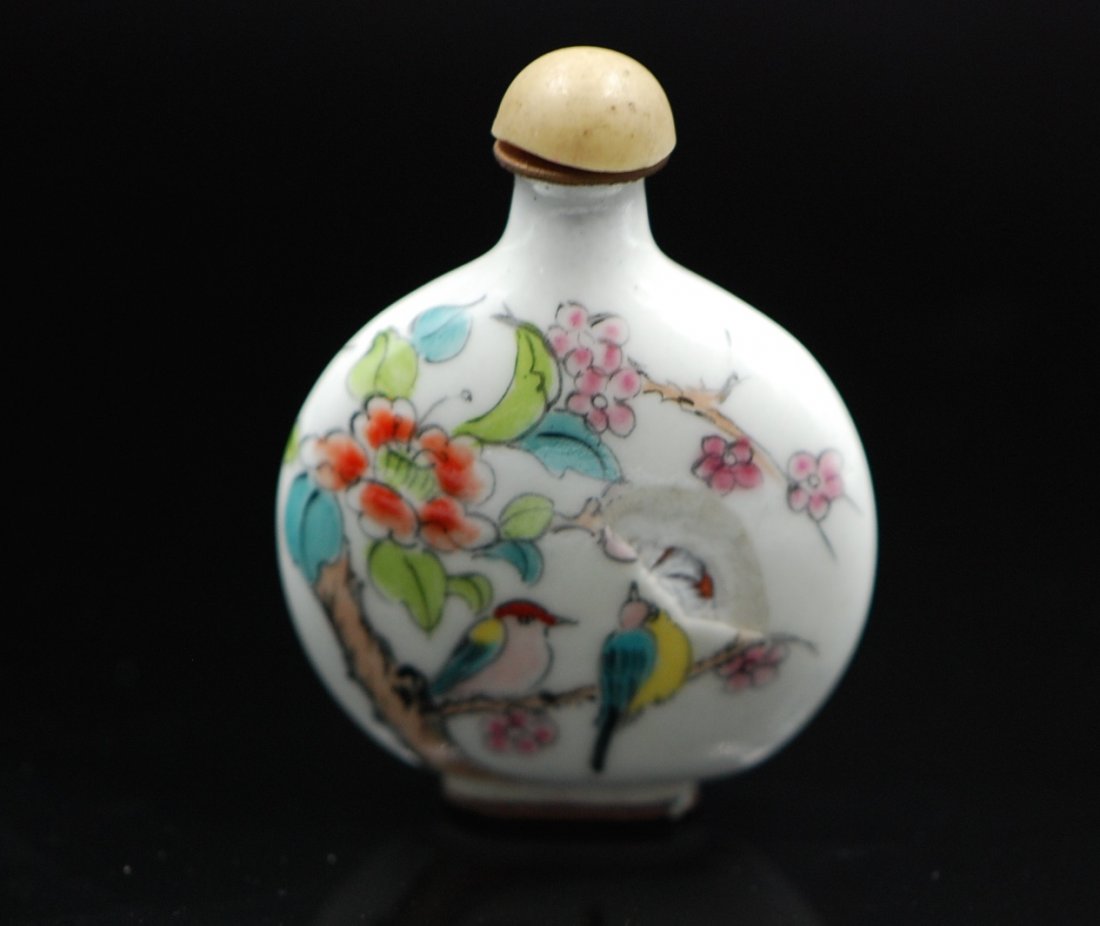 PAINTED PORCELAIN SNUFF BOTTLE (1 of 3)