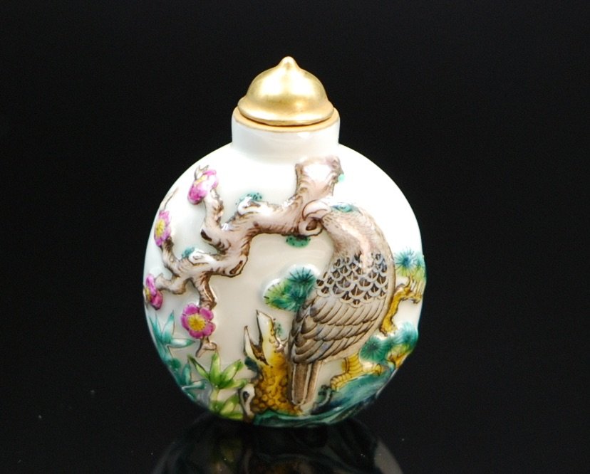 CAMEO PORCELAIN SNUFF BOTTLE (1 of 3)