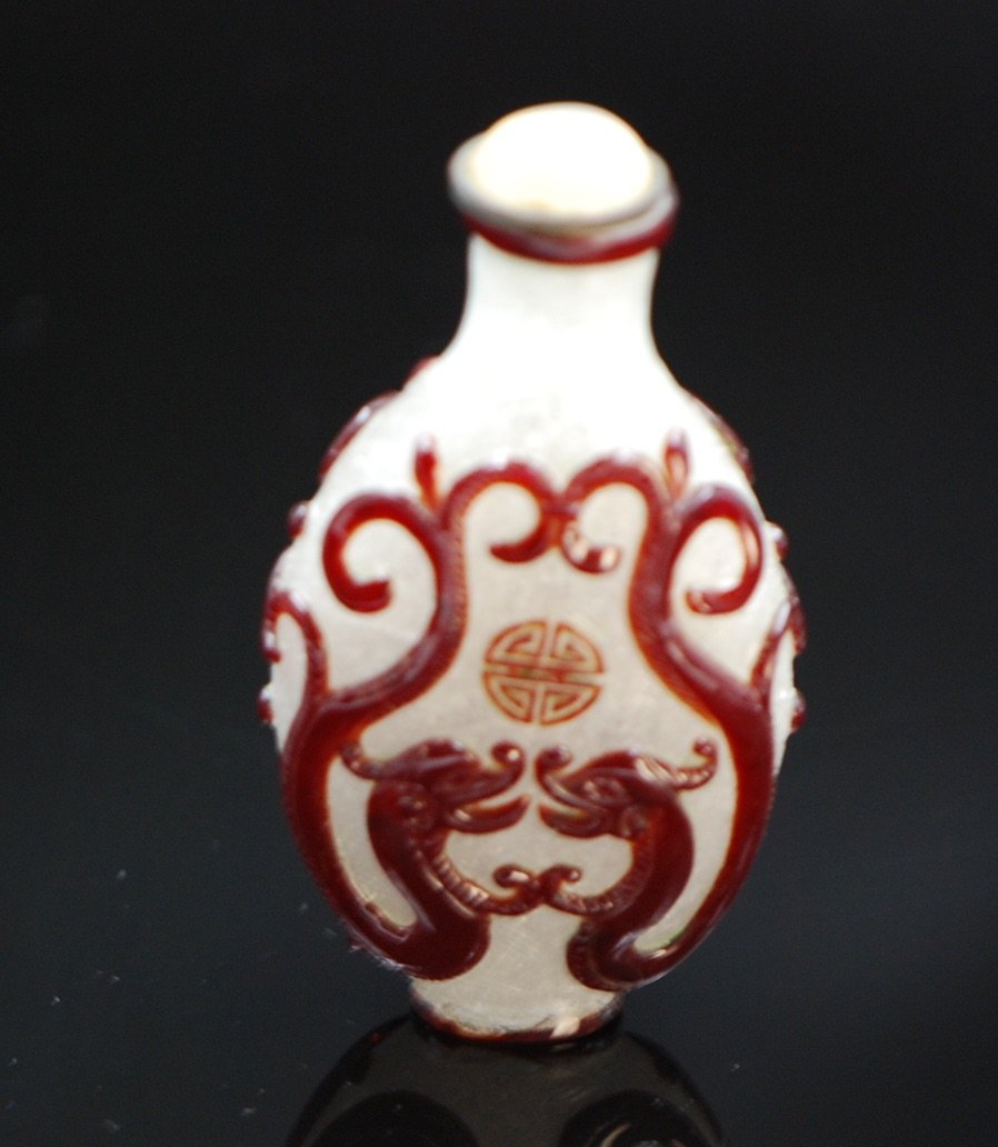RED-OVERLAY WHITE GLASS SNUFF BOTTLE (1 of 3)