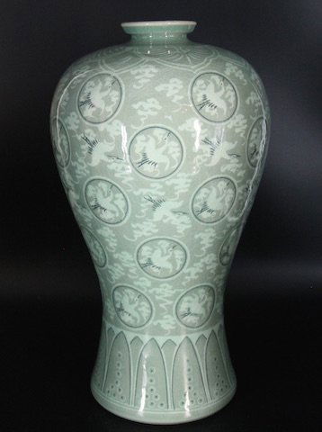 KOREAN ANTIQUE VASE (1 of 3)