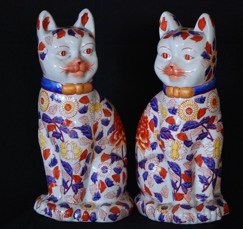 PAIR OF IMARI CATS: A pair of imari cats, decorated in the signature style of Japanese imari. H:14¡± W:7¡±
