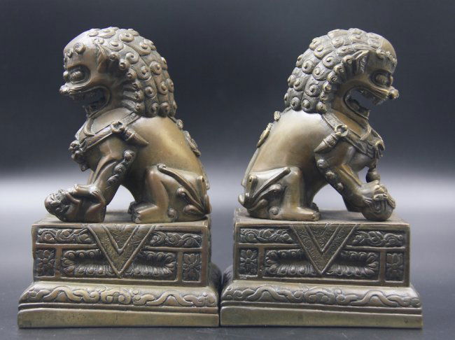 PAIR OF FOO DOGS (1 of 4)