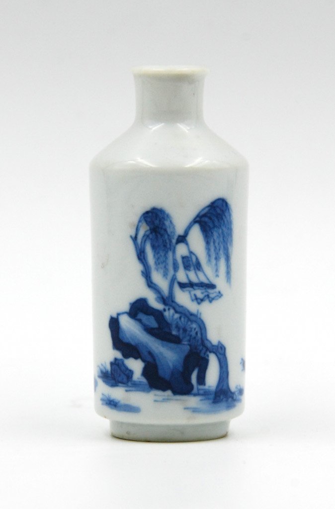 BLUE AND WHITE PORCELAIN SNUFF BOTTLE: Depicting an armored archer on a horse, aiming his an arrow into the sky. No stopper. L: 1.5â€ W: 1.5â€ H: 3.9â€