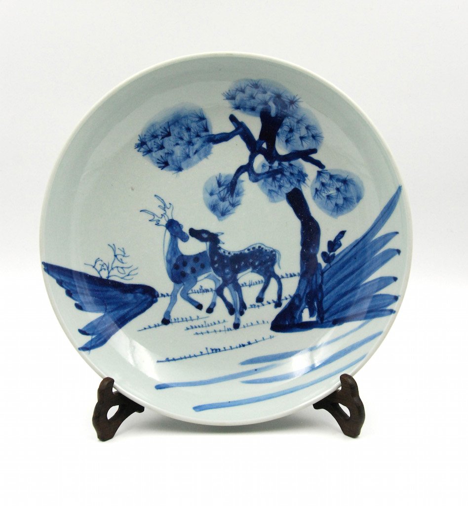 BLUE AND WHITE PORCELAIN DEER PLATE WITH A STAND (1 of 1)