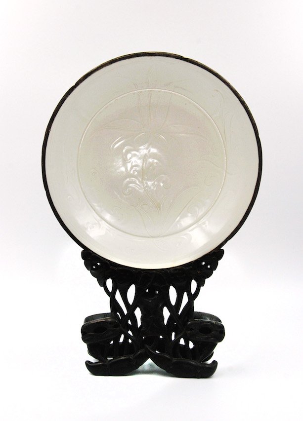 SONG DYNASTY WHITE GLAZED PLATE WITH A STAND (1 of 5)