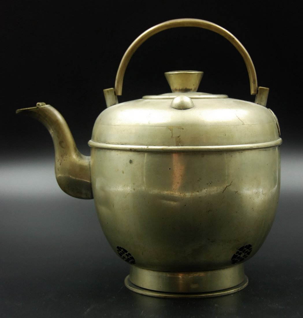 WHITE BRONZE KETTLE (1 of 1)