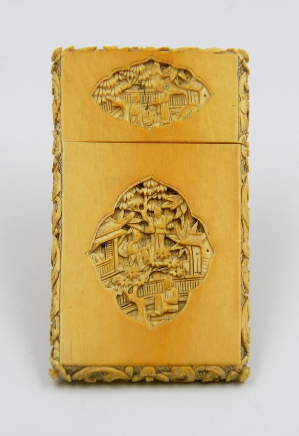 18 TH CENTURY BONE CARVED BUSINESS CARD: Carved from bones, this business cardholder is well-carved with courtyard scenes on the body and lid, decorated with floral patterns along the rims.