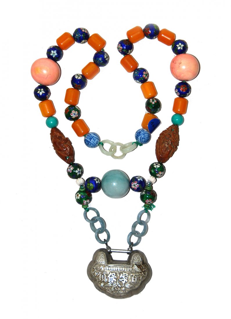 BEAD NECKLACE WITH A SILVER LOCK (1 of 3)