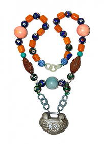 BEAD NECKLACE WITH A SILVER LOCK (1 of 3)