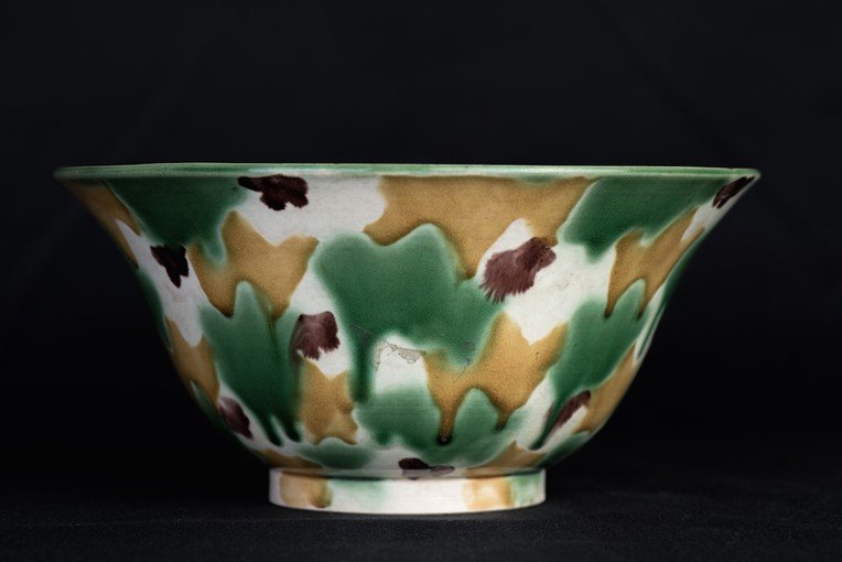 SPINACH AND EGG GLAZED BOWL: A bowl with a flared rim covered in the 'spinach and egg' glaze. D:8 H:4