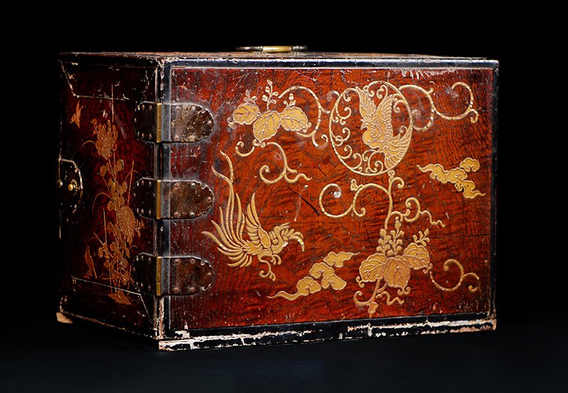 GILT WOODEN JAPANESE STORAGE BOX: Hailing back from the Edo period