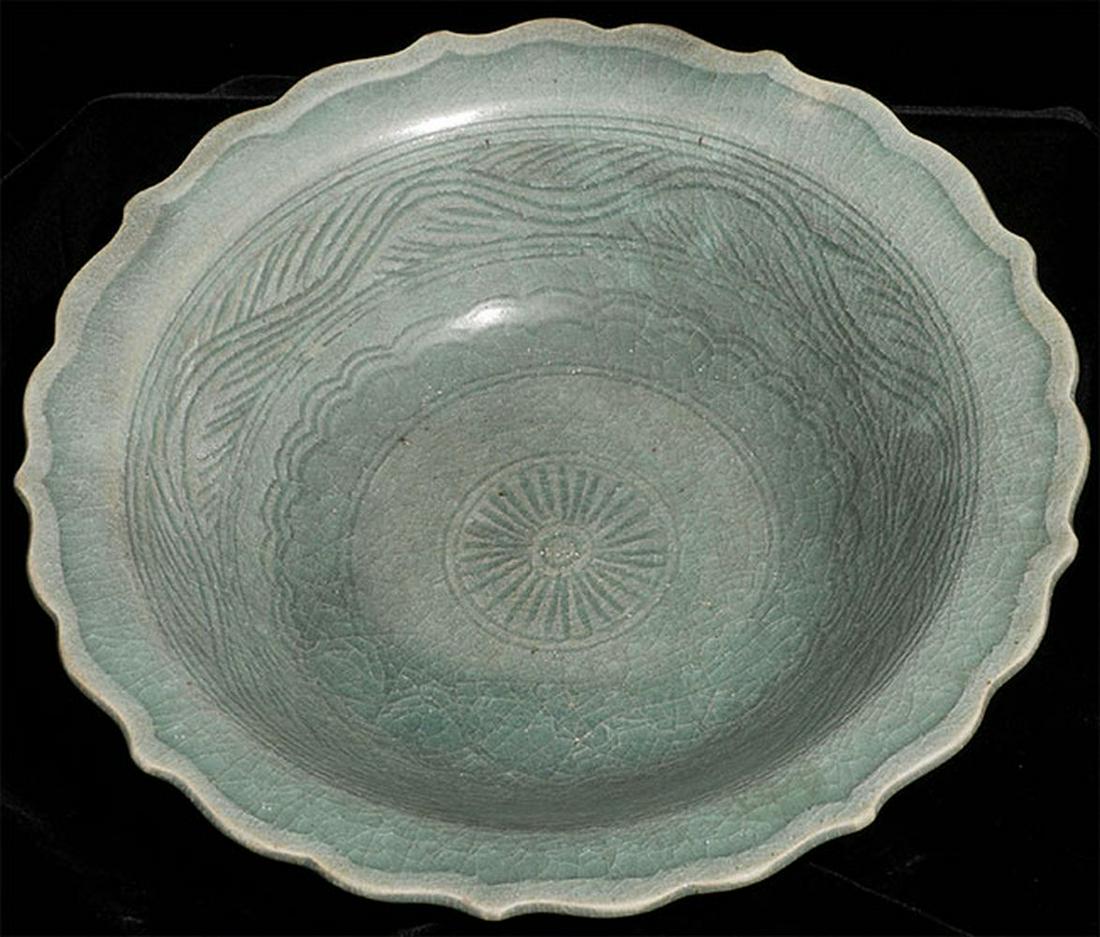 15thC Thai Sawankalok Celadon Glaze Bowl with incised (1 of 5)
