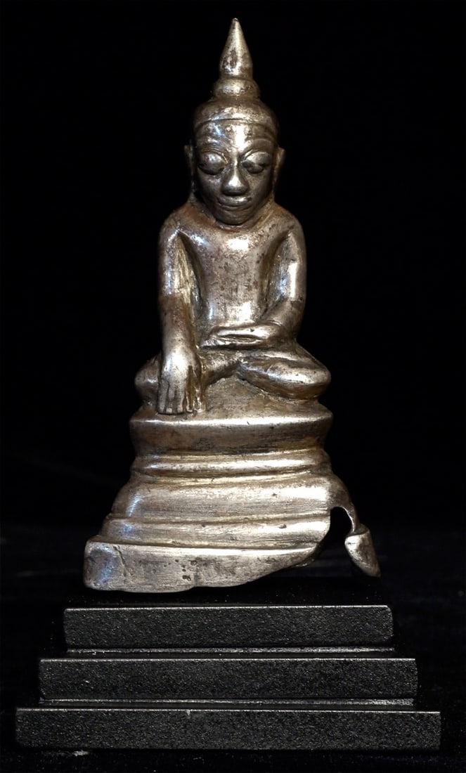 16thC Burmese Late Ava Buddha, Pure Silver. Has a spiritual glow to him (1 of 8)