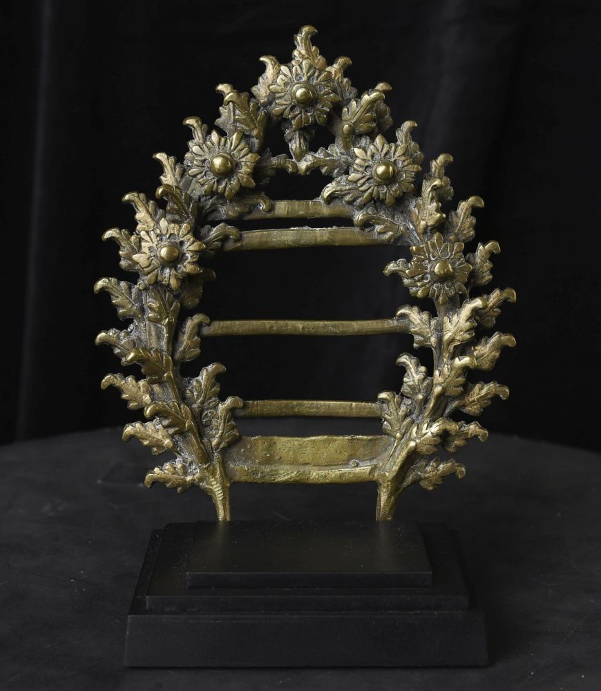 18thC Nepalese Bronze Backplate for Buddhist or Hindu Sculpture.: 18thC Nepalese Bronze Backplate for a bronze Sculpture. Beautifully sculpted, cast, and finished. Sits on a new custom base.