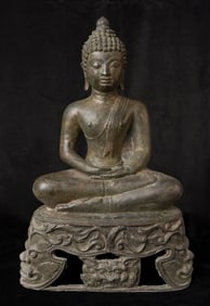 Large Vintage Thai Bronze Buddha with very unusual base.