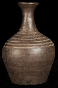 Beautiful 15thC Thai vase. Unusual type.