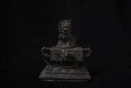 Extraordinary Ming/Ching Foo-dog in the form of the top