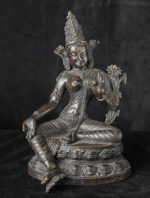 Antique nepalese or Tibetan bronze Buddha, late 19th or 20th century.