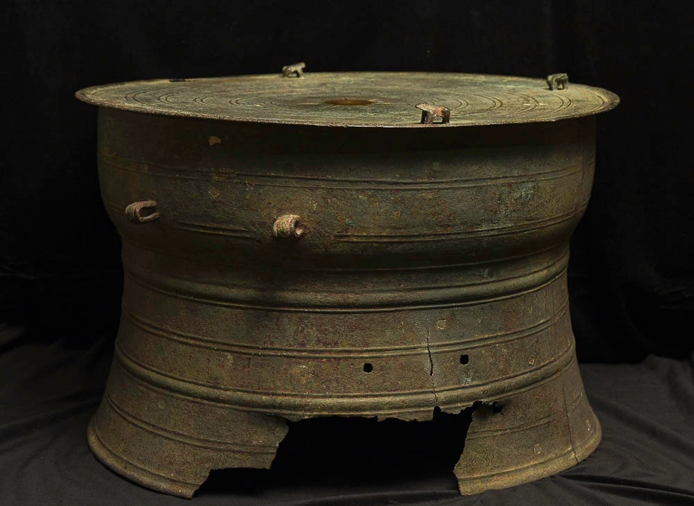2,000+ Years Chinese Bronze Han Frog Rain Drum from Yunnan. Provenance: Two-Thousand-Year-Old Han Dynasty Frog Drum, Yunnan, China — Rare Complete Example (Circa 200 BC–200 AD). This remarkable Han Dynasty bronze frog drum from Yunnan, China, dates to approximately 20