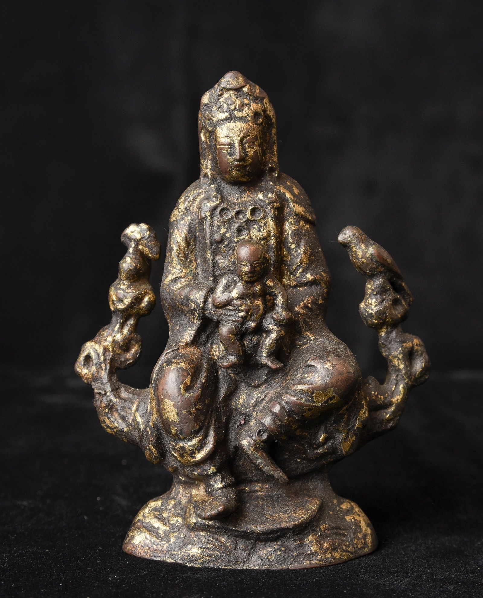 Antique (17/18thC or earlier?) Chinese Quanyin with baby.: Antique (17/18thC or earlier?) Chinese Quanyin with baby. Serene countenance, great detail. - ( 4.5"H x 3.5"W x1.75"D ) - 240g.