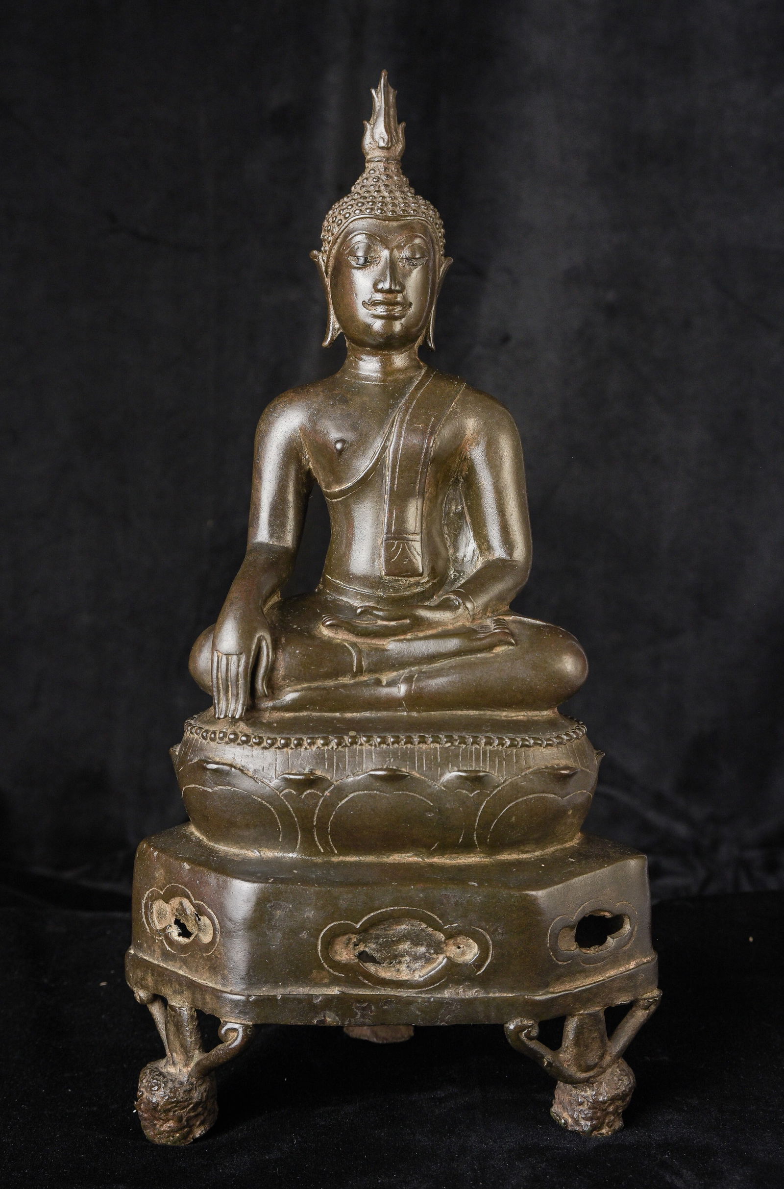15/16th century northern Thai bronze Buddha. This is an exceptional example. Beautifully sculpted, (1 of 16)