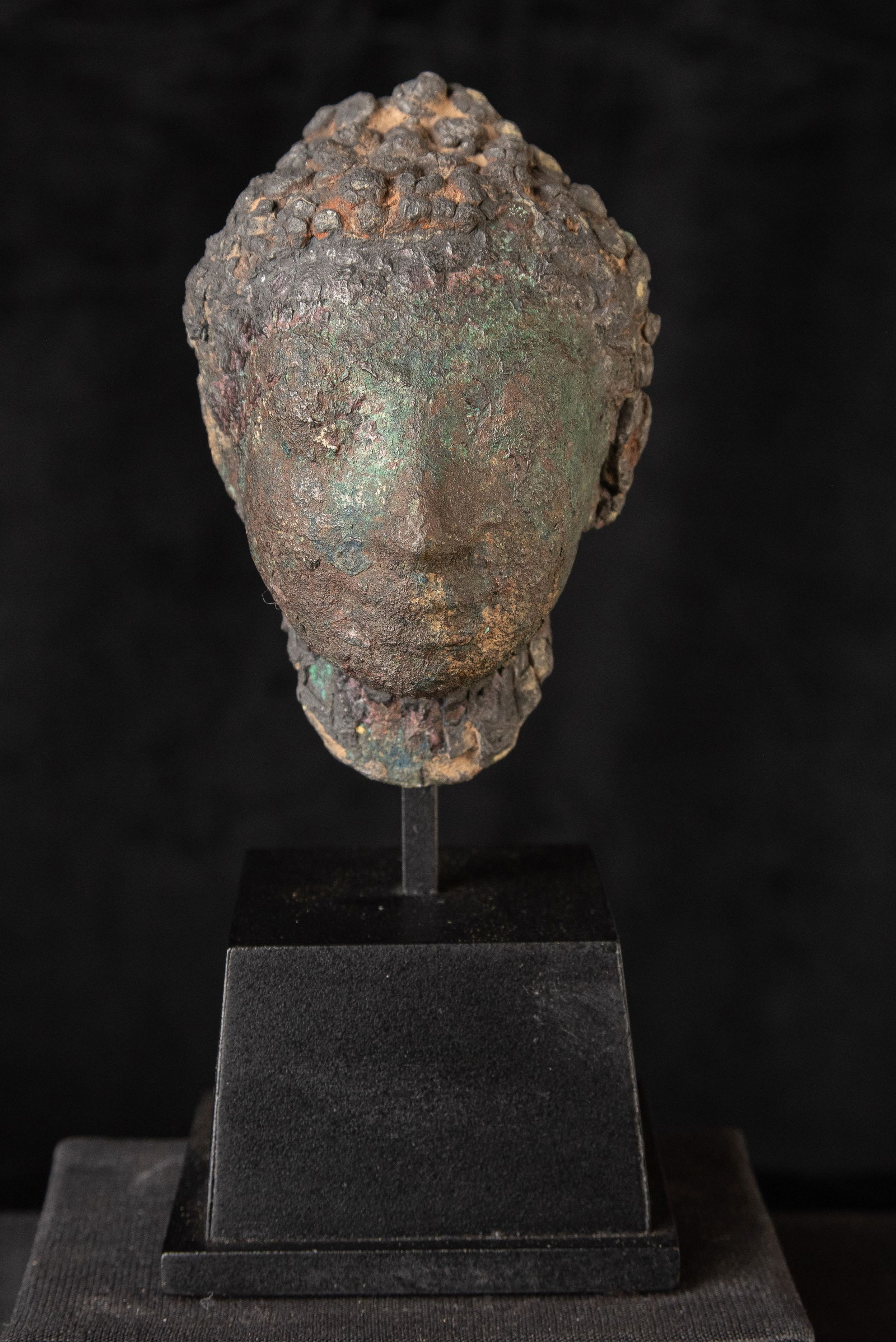 Very early Thai or Pre-Khmer Cambodian bronze Buddha head from the 9th/10thC. (1 of 10)