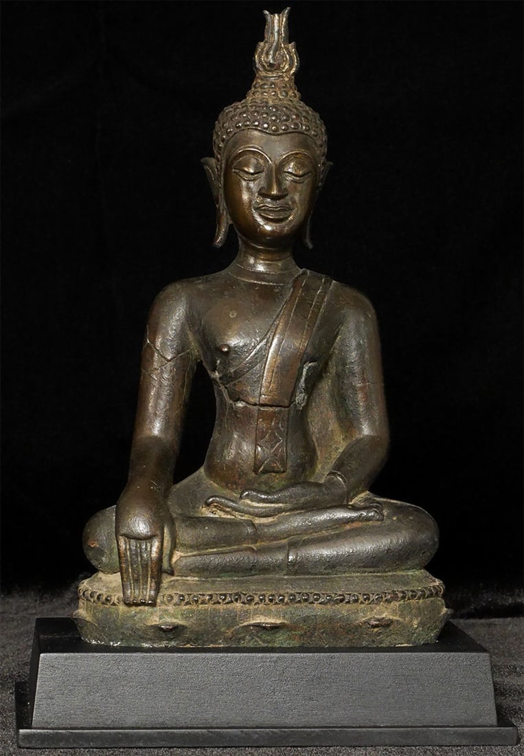 16thC Northern Thai Buddha of the highest quality.-Fantastic Face that lights up a room: Fantastic 16thC Northern Thai Buddha of the highest quality. Loss of the lower base and some original casting flaws, and possibly a tiny bit of the tip of the finial, as seen in the photos. 9 inches
