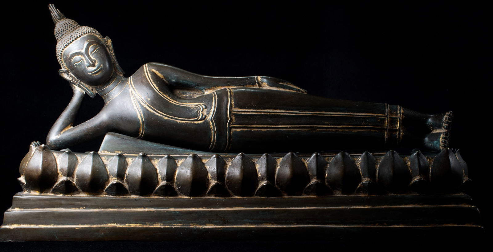 19thC solid-cast Thai bronze Buddha. Very Large, Excellent Quality: Large 19thC solid-cast Thai bronze Buddha. Very good quality, nice large size. This piece is impressively large and heavy. Measures 19 inches x 9.75 inches x 5.75 inches. The detachable base is 3.5