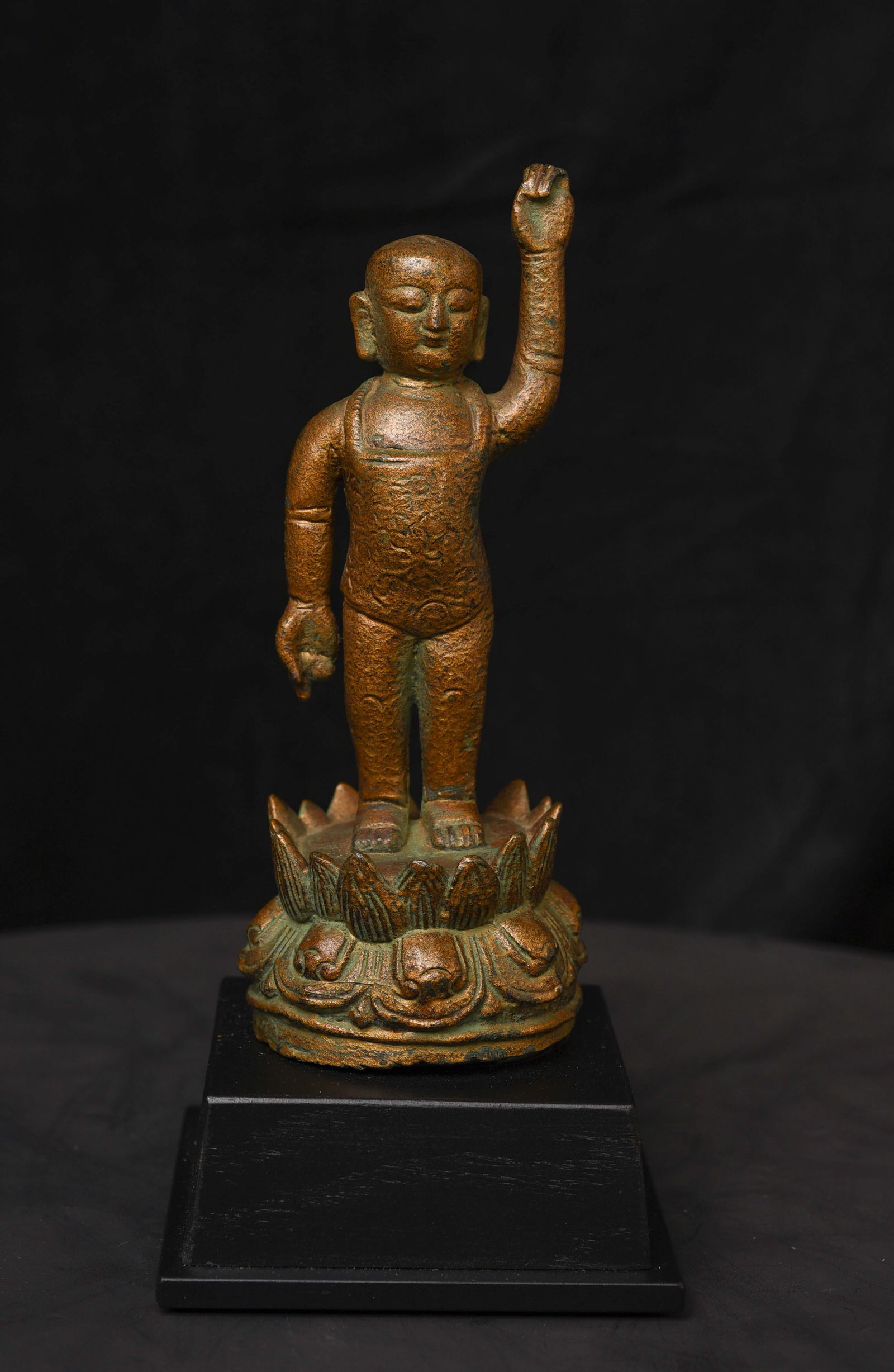 15/16thC solid cast Chinese Ming Bronze Baby Buddha. Nice Example!: A 15/16thC solid cast Chinese Ming Bronze Baby Buddha. He is pointing to heaven and earth as witnesses to his birth. In excellent condition. This Buddha has his original base, and also stands on a mus