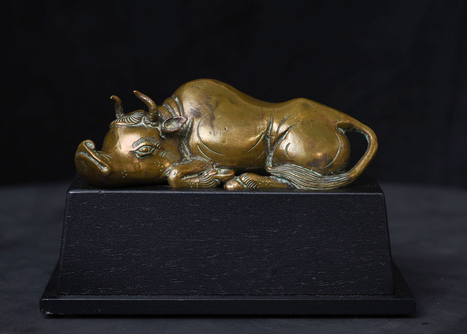 15/16thC Ming Bronze Bull Paper Weight Scholars Item. Fine Example. (1 of 9)