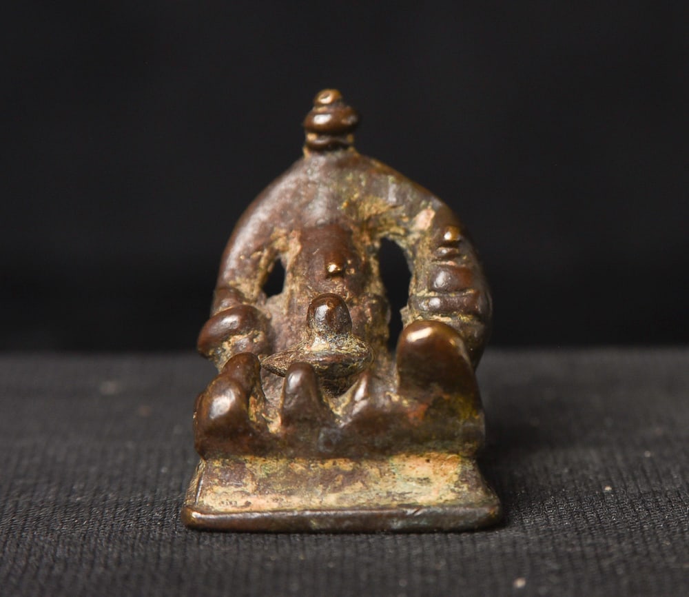 Hindu Shrine -- the whole family: Ganesh, Vishnu, Nandi, etc.: Hindu Shrine -- the whole family: Ganesh, Vishnu, Nandi, etc. ( 1.25"H x .875"W x .75"D ) - 25g