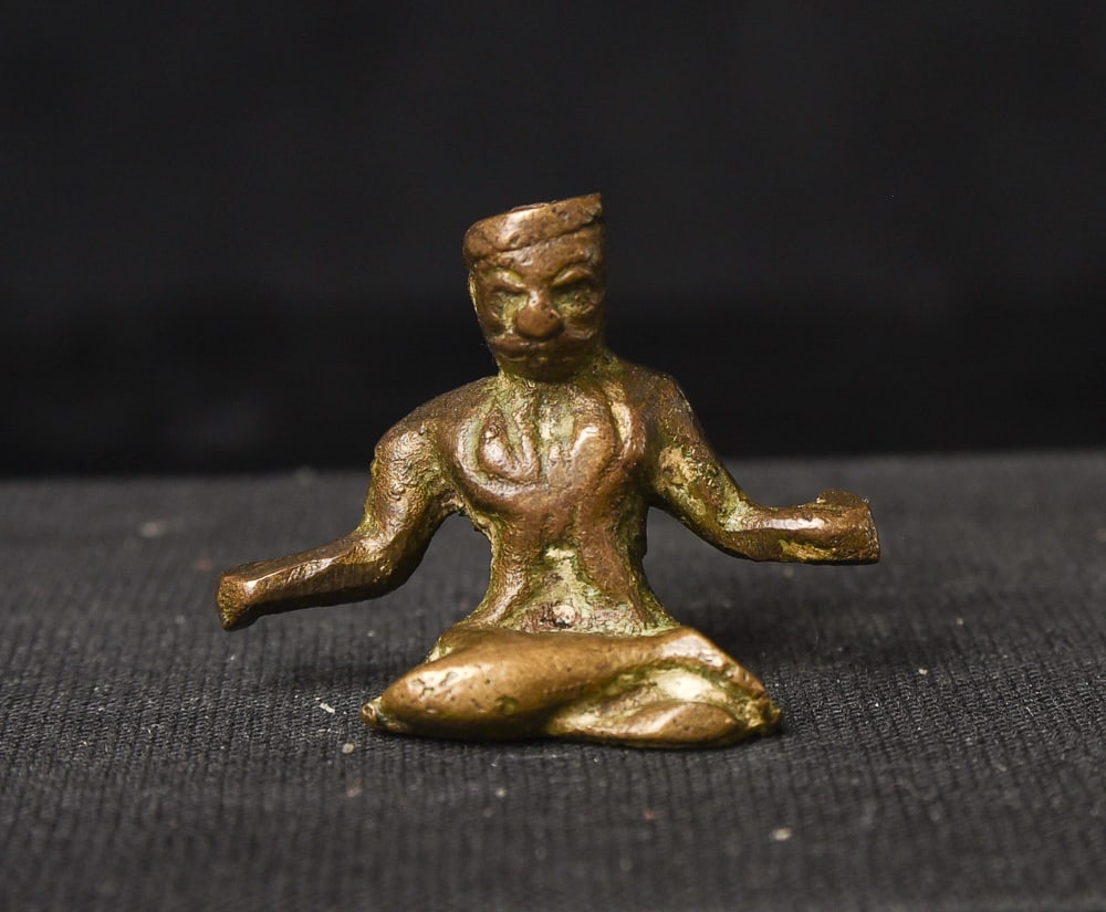 Very old fierce miniature Hindu bronze with big personality. Animated!: Very old fierce miniature Hindu bronze with big personality. Not seen anything like him. This piece measures a microscopic 0.8" tall and 1.25" long at its widest point.