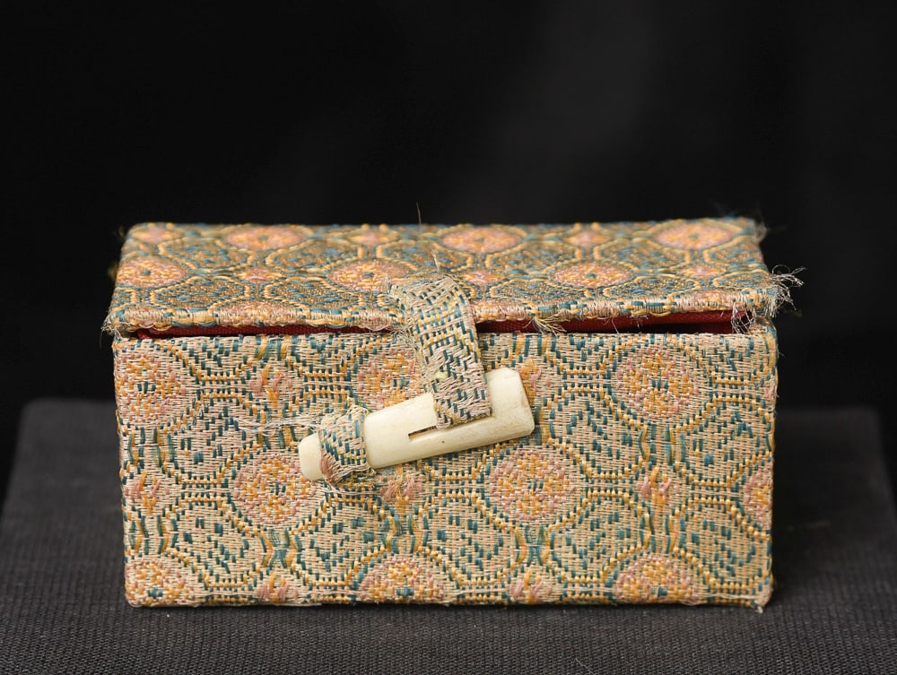 Early Chinese belt buckle.: Early Chinese belt buckle ( 2.375"L x 1"H ) - ( 20g - Item) (35g w/box) - (Box: 2.75"x1.25"x1.25")