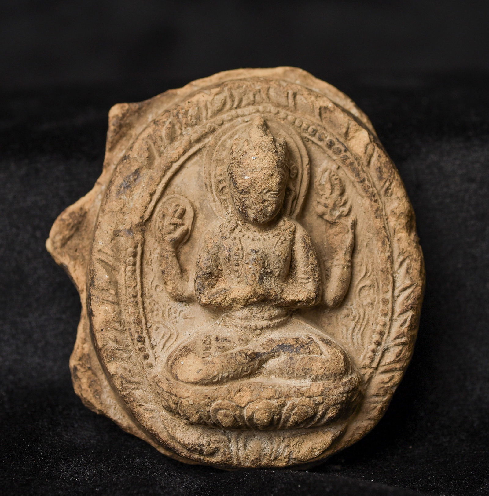 Very good 15/16thC Tibetan Tsa Tsa.: Very good 15/16thC Tibetan Tsa Tsa - ( 2.75"H x 2.5"W x .1"D ) - 105g.