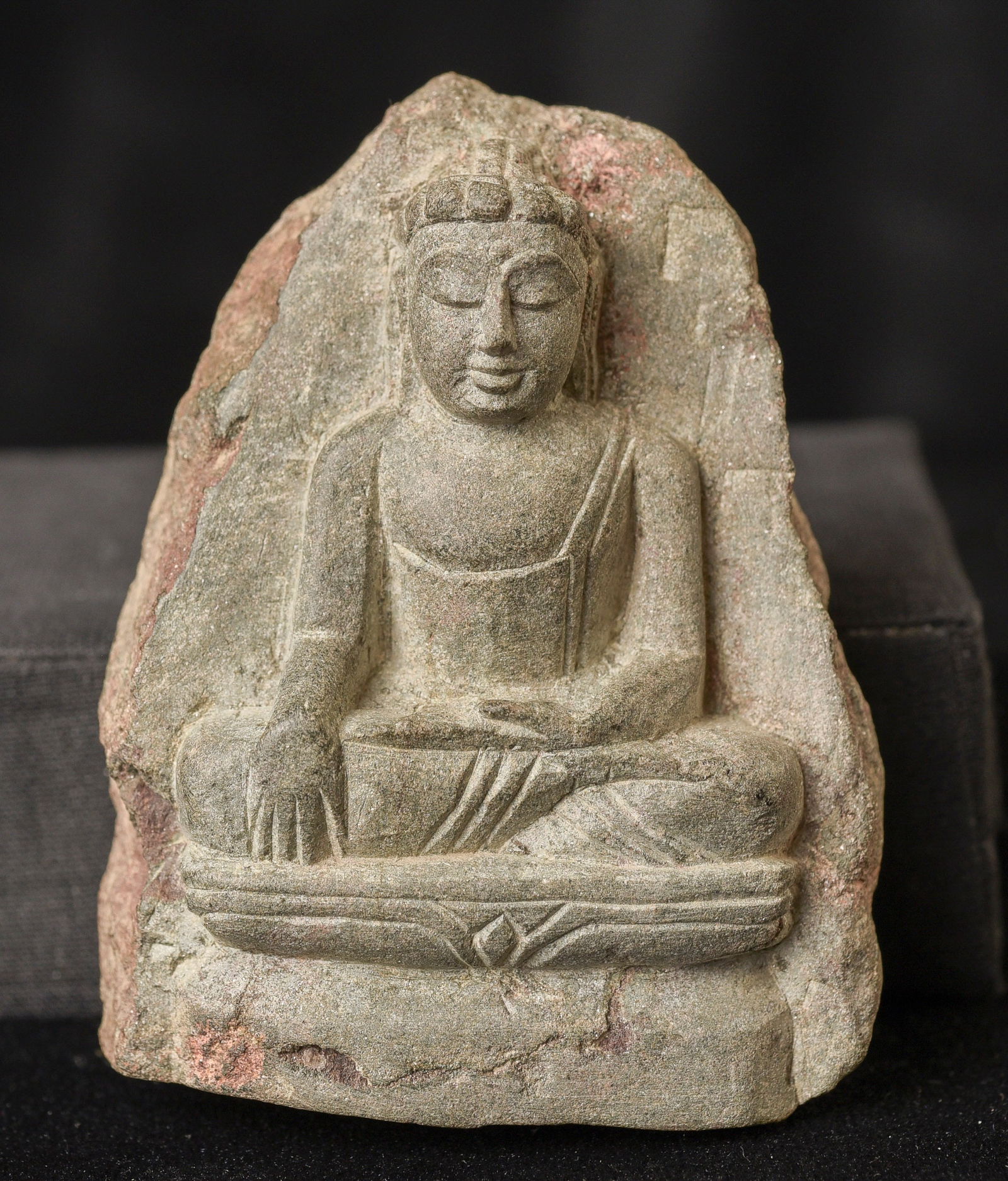 Asian Stone Buddha (Granite? Nepal orTibet?) Appears recent.: Asian Stone Buddha (Granite? Nepal orTibet?) Appears recent. ( 3.25"H x 2.25"W x 1.125"D ) - 200g