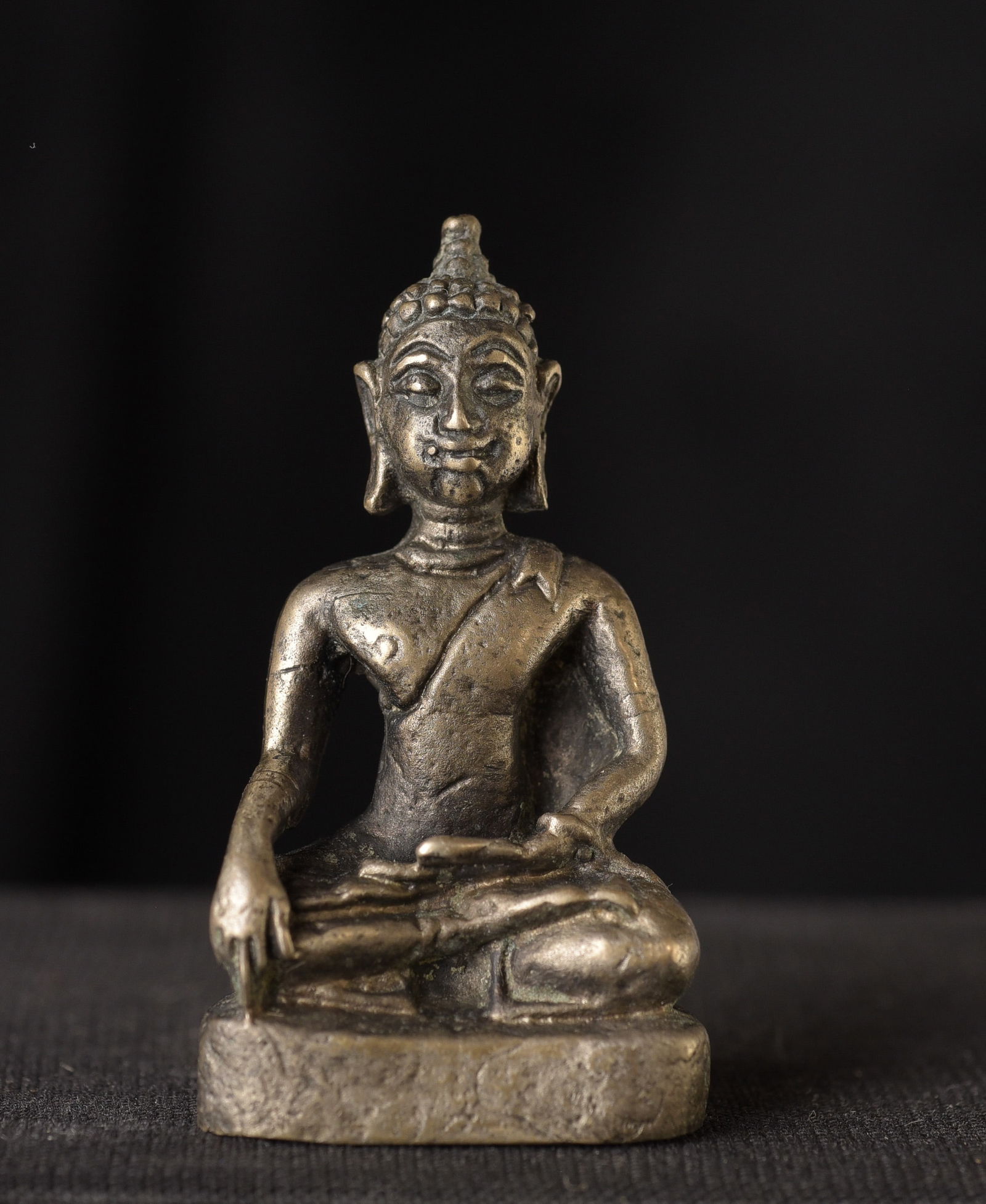 Vintage/antique miniature Thai bronze Buddha.: Vintage/antique miniature Thai bronze Buddha. Nice example of its type. ( 2"H x 1"W x .625"D ) - 50g.