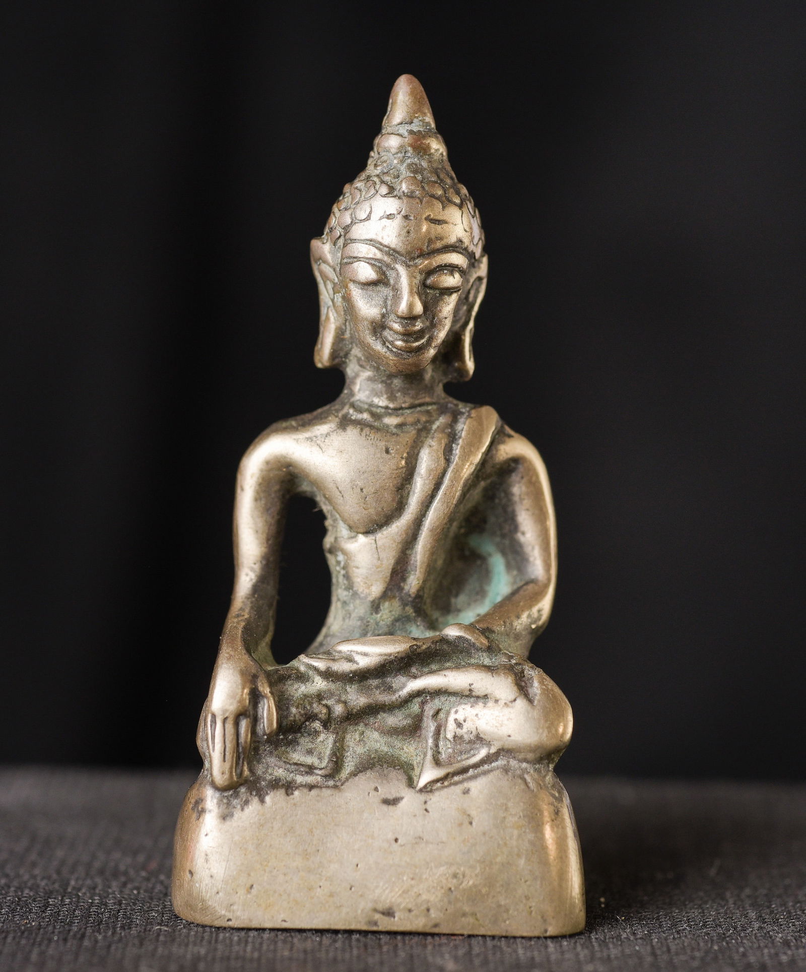Vintage/antique miniature Thai bronze Buddha.: Vintage/antique miniature Thai bronze Buddha. Nice example of its type. ( 2.25"H x 1"W x .625"D ) - 40g.