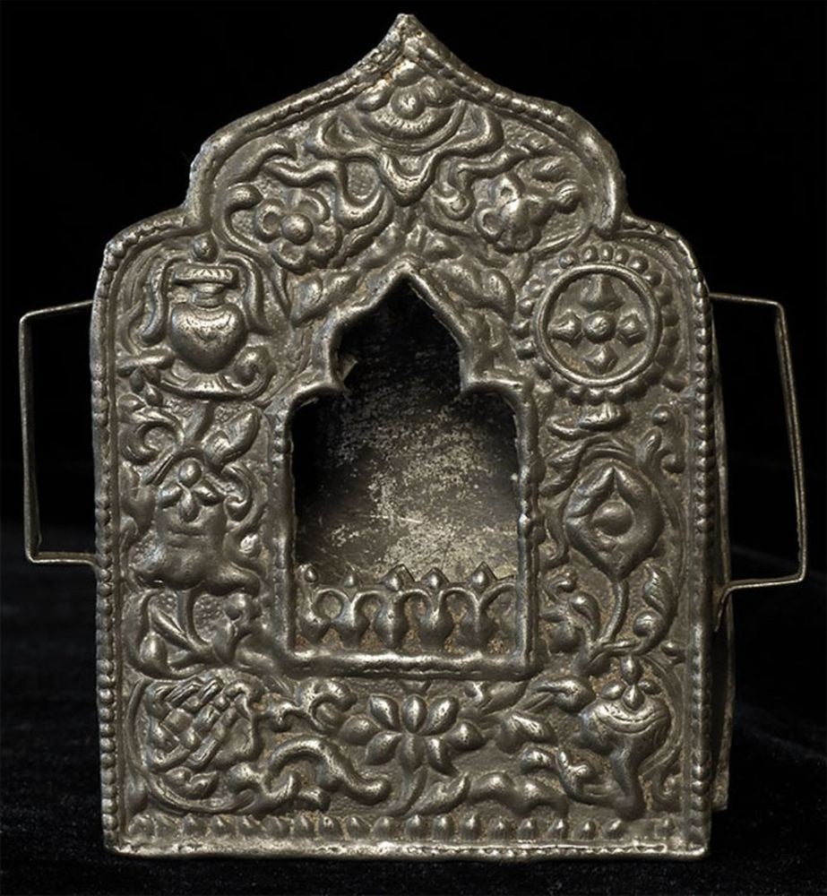 Antique Gau box is 3.75 inches tall.: Antique Gau box is 3.75 inches tall. Collected in the 1950/60's in Scotland.